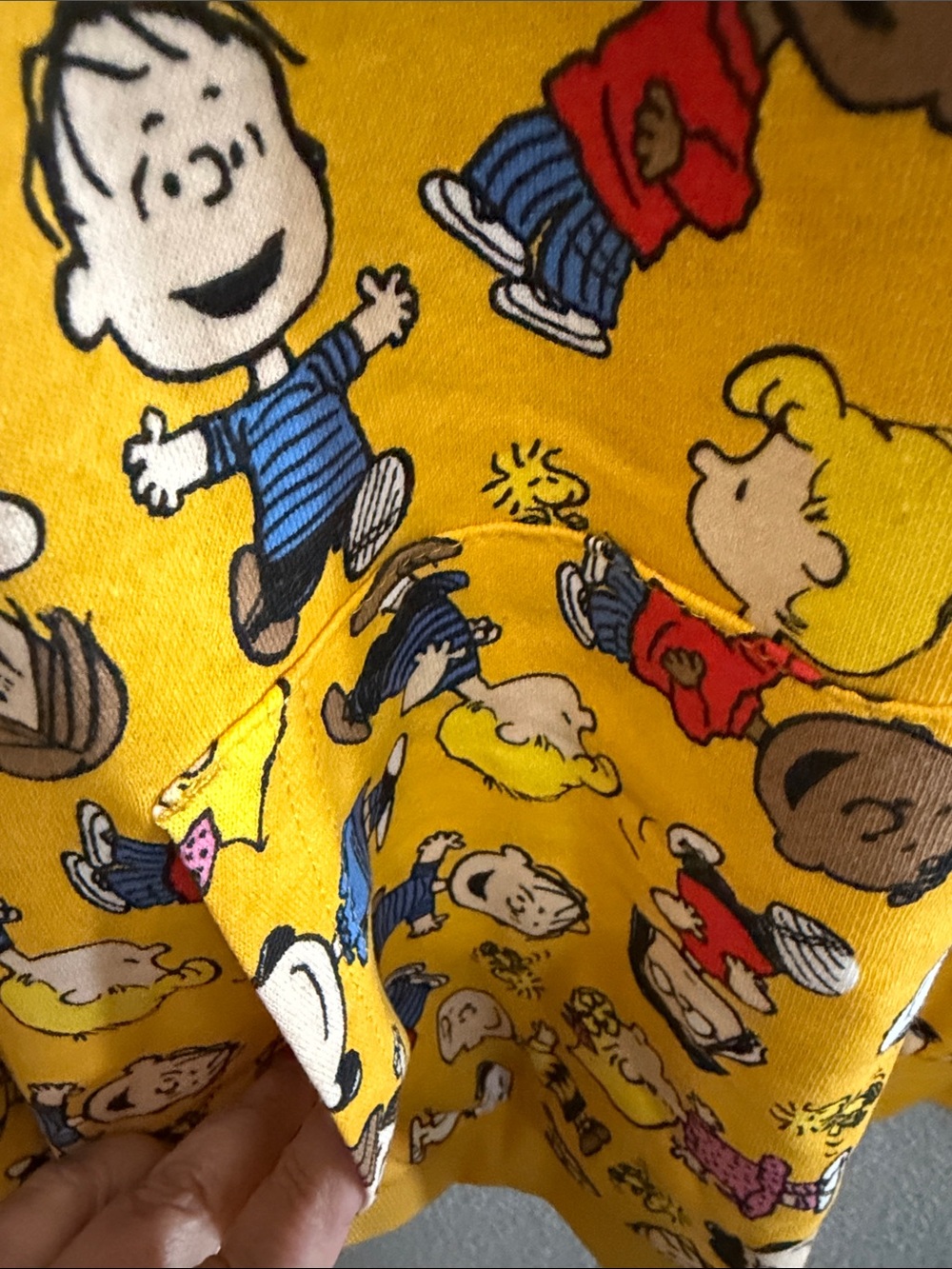 Men’s Yellow Peanuts Character Hoodie - Comfortable Pullover Large - Picture 4 of 6